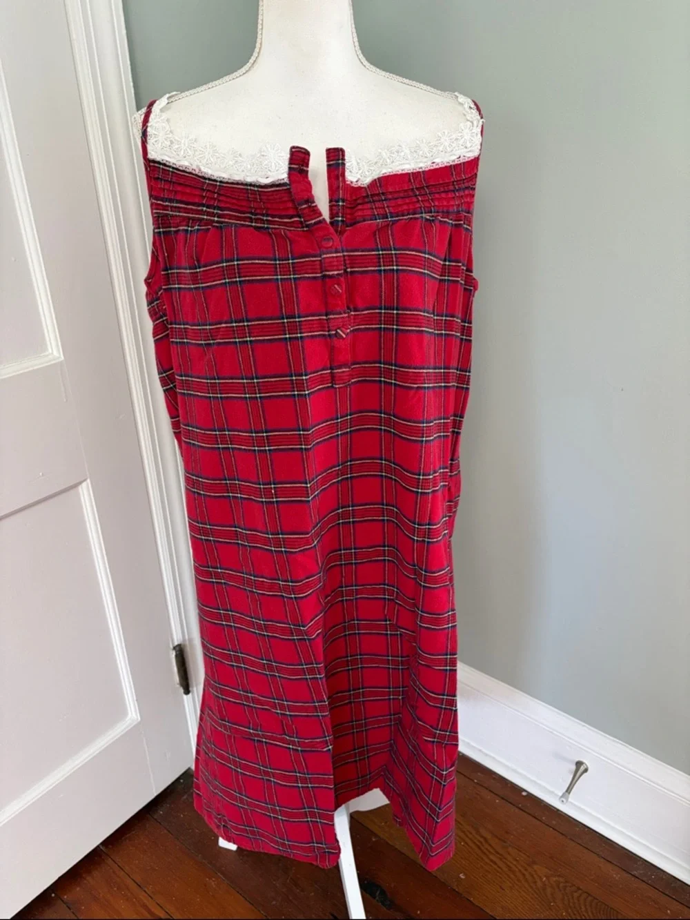 Lee Valley cozy red
